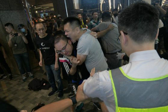 昨晚，香港太古城發生不明身份男子持刀砍人事件，區議員被咬掉耳朵​-信用报告-工商信息-企一网​