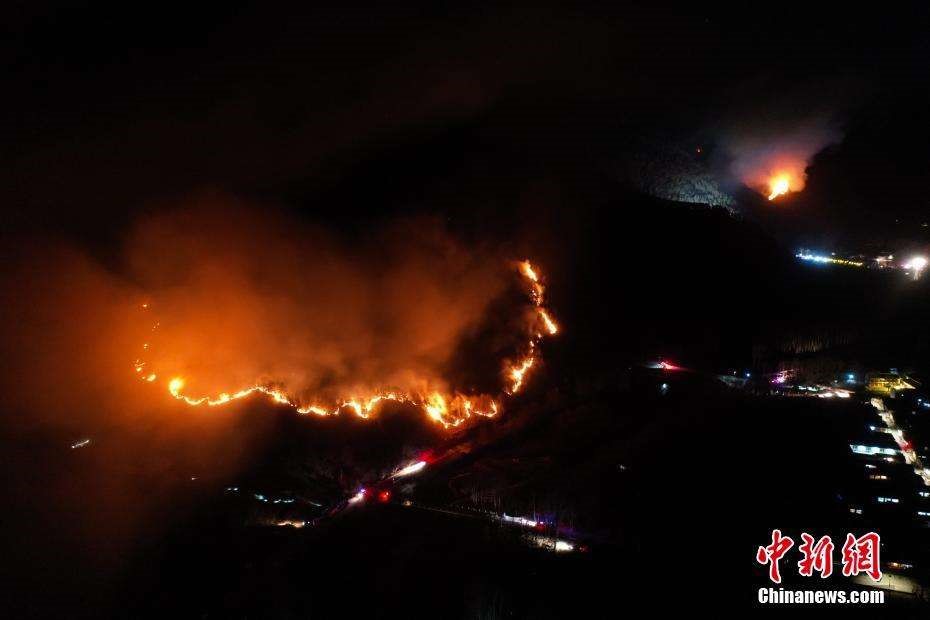 五台山森林火灾，火线绵延近百米