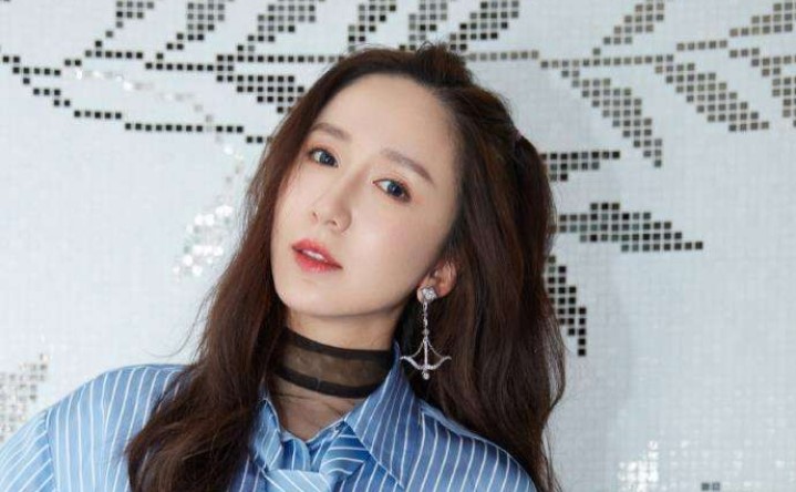 娄艺潇否认恋情，表示只是工作人员