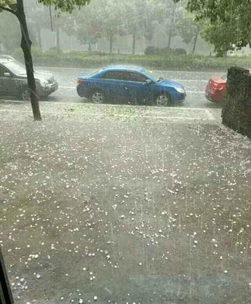 哈尔滨主干道突降暴雨冰雹，街道白天犹如黑夜一般