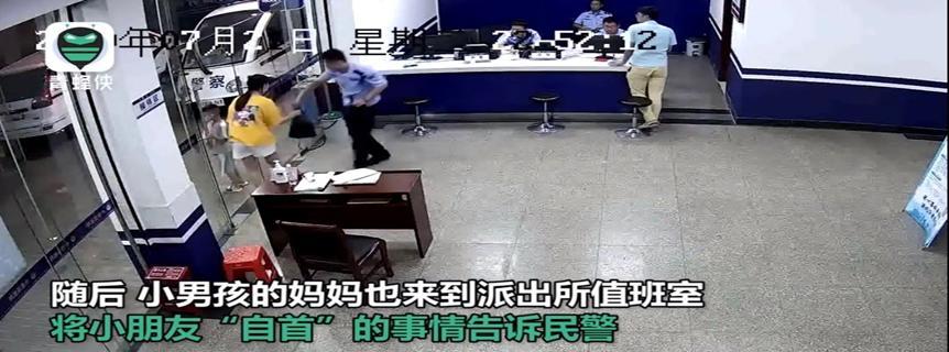 小男孩刮花车，妈妈带他去警察局自首