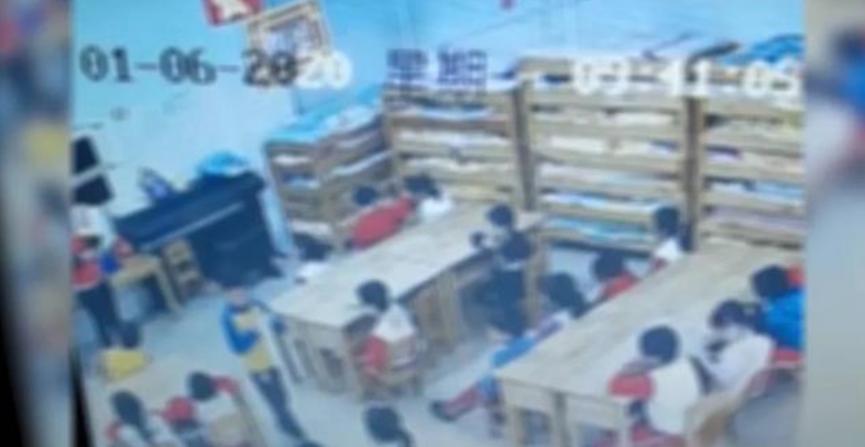 6岁女童幼儿园内遭同桌多次拍打，老师视而不见