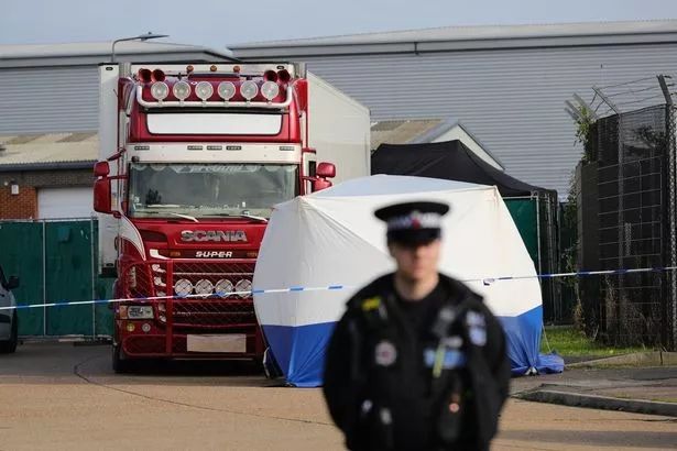 英国一货车内惊现39具遗体,25岁司机涉嫌谋杀被捕-企一网