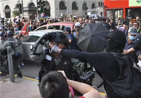 暴徒乱港｜暴徒袭警成瘾 旺角夜爆激战 -企一网