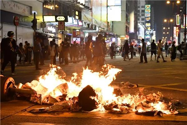 暴徒乱港｜暴徒袭警成瘾 旺角夜爆激战 -企一网