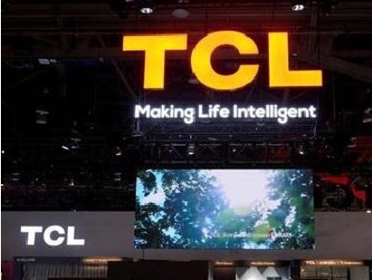 折叠屏深受热捧，TCL华星大放异彩 如果要在2020年的CES展会中要选择一个最出彩的产品类别，折叠屏产品一定能占据领先的地位。作为面板产业的头部企业，TCL华星推出了众多具有创新意义的产品，其中就包括AMOLED柔性折叠屏。 如今，折叠屏成为了继全面屏之后显示领域的主要创新方向，TCL华星的折叠屏技术能够兼顾便携性和大尺寸。未来，TCL华星等面板企业在消费电子领域中的地位有望进一步提升。 折叠屏深受热捧，TCL华星大放异彩 图一 柔性折叠屏站上风口 在今年的CES展上，TCL通讯几乎都把自己的家底带到了拉斯维加斯，展示了其首款折叠屏手机。这也是继三星Galaxy Fold、华为Mate X、摩托罗拉Razr后的又一款折叠屏手机，TCL通讯采用的是横向翻折的设计，在展开后几乎是一个平板电脑的尺寸。 据悉，TCL通讯这款折叠屏手机屏幕尺寸为7.2英寸，正面为塑料材质，机身背部拥有四颗摄像头，翠绿渐变色机身及棱形元素使得这款手机具有极高的辨识度。 折叠屏产品之所以能成为出彩的产品类别，背后离不开TCL华星等面板厂商的助力，比如TCL通讯这款折叠屏手机，其折叠屏幕就来自于TCL华星生产的AMOLED柔性折叠屏。 早在2017年，TCL华星投资350亿元，在武汉开建6代柔性LTPS-AMOLED显示面板生产线（简称t4项目），这一项目是国内第一条主攻折叠屏的显示面板生产线，也是TCL华星迈向柔性折叠时代的标志性项目。 如今，TCL华星在柔性折叠屏方面已经具备量产能力。2020年1月1日，武汉华星光电通过官微对外宣布，TCL华星在武汉的6代柔性AMOLED产线继曲面直板手机屏出货后，柔性折叠屏也开始向品牌手机厂商量产出货。 近日，由TCL华星光电自主研发生产的柔性折叠屏产品正式向TCL通讯等国际著名品牌手机厂商出货，标志着武汉华星成功跻身进入量产柔性折叠屏供应商，成为极少数具有量产柔性折叠屏能力的公司。 该屏幕采用了触控一体化技术，有效减小屏幕厚度。采用窄边框、大圆弧设计。同时大幅提升了折叠次数和折叠手机屏的使用寿命，此次交付的折叠屏产品还极大程度的改善了折痕这一世界级难题，给用户带来优质的美感和绝佳的使用体验。 TCL华星掘金柔性折叠屏 TCL华星所瞄准的柔性AMOLED，究竟是一个什么样的市场？根据IHS Markit预测，柔性AMOLED将在2020年达到3.357亿的出货量，突破刚性AMOLED面板3.159亿的出货量，占比将从2018年的38.9%上升到52%。 柔性AMOLED发展势头迅猛，在于柔性AMOLED屏幕给人们最大的惊喜来自其可折叠的形态。柔性AMOLED屏幕不仅更轻薄、能耗低、亮度高、发光率好，还可以做到弯曲。近年来，由于屏下指纹、全面屏、屏下摄像头等技术兴起，在中小尺寸面板的使用中，柔性AMOLED在智能手机领域逐步替代LCD屏。 折叠屏深受热捧，TCL华星大放异彩 图二 受限于OLED的尺寸不易做大，OLED主要瞄准智能手机市场。随着技术不断向前发展，柔性OLED的使用开始逐渐从智能手机到普及到笔记本、电视等智能终端设备中。正如本次CES展会上，包括TCL通讯在内的许多折叠手机、折叠屏笔记本、可卷曲电视等产品的展示，成功地掀起了柔性屏幕浪潮。 TCL华星称，目前的AMOLED市场供应商十分受限，手机厂商有很强动力寻找和增加新的OLED厂商，以保障供应稳定和安全。中国厂商比较主动，进展也比较快，整体的市场份额将显著提高。长远来看，OLED面板将成为中高端手机市场的主流，特别是柔性OLED。短期来看，目前的有效供给仍然有限，OLED市场的供求关系依然会是比较好的状况。 柔性AMOLED的市场空间，吸引众多面板巨头投资建厂。在OLED应用的早期，韩国三星和LG处于垄断柔性面板产能状态，柔性产能集中在韩国厂商，智能手机小尺寸用的柔性AMOLED处于供不应求的情况，目前市场90%的供应都来自于三星，而电视用大尺寸OLED主要由LGD供应。 折叠屏深受热捧，TCL华星大放异彩 图三 近年来，TCL华星等国内面板厂商在OLED上投产计划展现出十分积极的姿态。2018年、2019年是国内厂商集中投产的时间，仅2019年国内就有10条OLED产线投产，其中大部分是柔性屏产线，总投资额超过4000亿元，预计未来两年全球柔性OLED新增产能的80%来自于大陆厂商。IHS预计，到2020年中国将成为仅次于韩国的世界第二大OLED供应商，总产能占比将达到28%。 事实上，由于国内厂商柔性OLED面板还在良率爬坡期，到了2021年，实际的出货量与规划产能可能还有距离。但随着柔性可穿戴设备、车载显示等新领域的崛起，OLED供需情况或许会比较乐观。 在TCL华星奋起追赶下，t4柔性AMOLED工厂在产能及良率提升、客户开拓方面进展优于预期，在屏下摄像、极窄边框、可折叠等差异化技术领域取得很多领先优势。 
