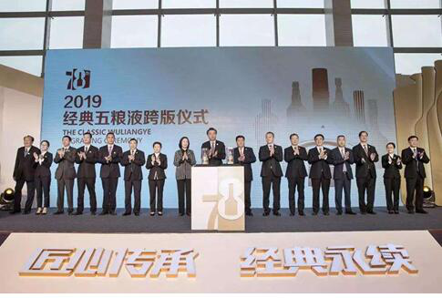 白酒行业“一飞冲天”：茅台股价破千元，五粮液奋起直追