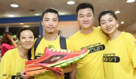 赶超耐克、阿迪达斯，中国市场又一鞋王崛起
