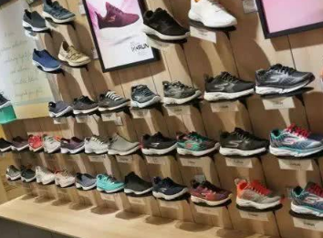 赶超耐克、阿迪达斯，中国市场又一鞋王崛起