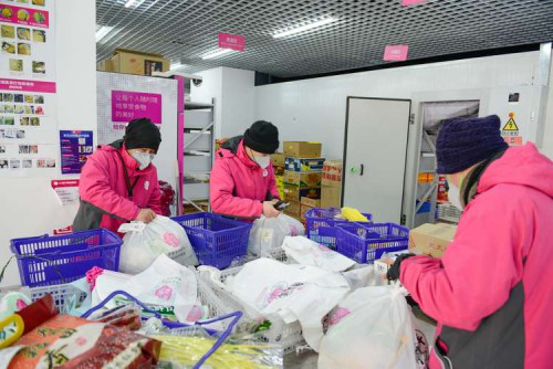生鲜电商配送小哥提前1小时上班，迎接用户 “抢菜热”