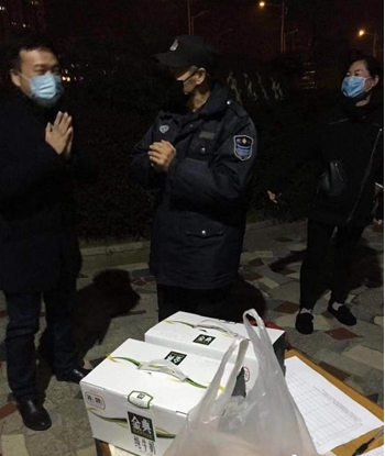 句容环卫“暖心”夫妇为防疫一线物业送温暖