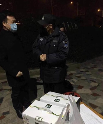 句容环卫“暖心”夫妇为防疫一线物业送温暖