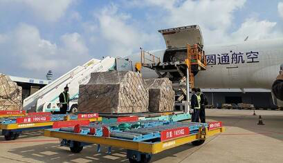 圆通航空专机运送海外华侨华企捐赠物资抵浙 总量近2800箱救援物资