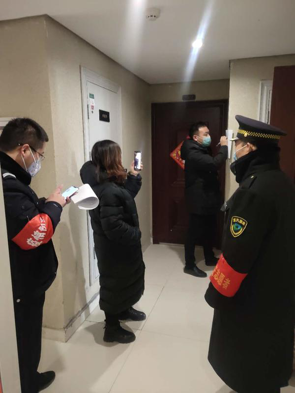 战斗在防疫一线的物业保洁员：“妮儿”在手机那头哭，我在手机这头哭 