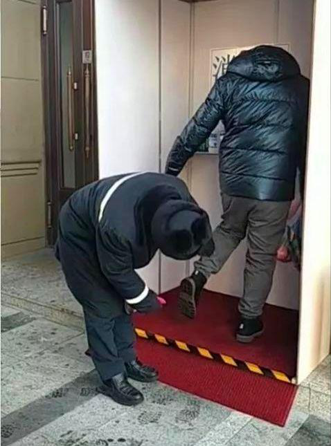 物业“逆行者”：小区安全第一防线 