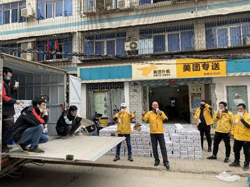 伊利用健康守护武汉美团骑手：你们送餐，我们送奶！ 