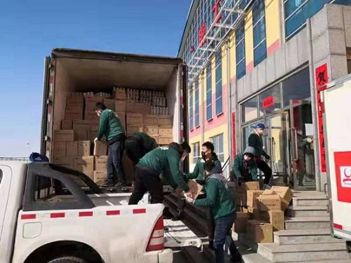 7.4亿之外 蒙牛用奶箱提手体贴医护人员耳朵 