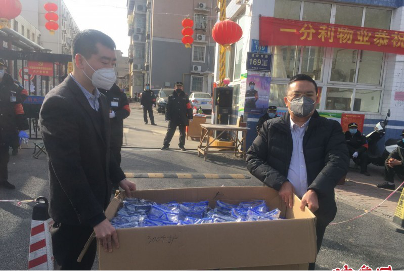 郑州一小区物业心疼一线防控人员 送给6个办事处2000个护目镜1000个N95口罩 