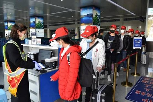 茅台机场真情护航：61名农民工打“飞的”赴浙务工 