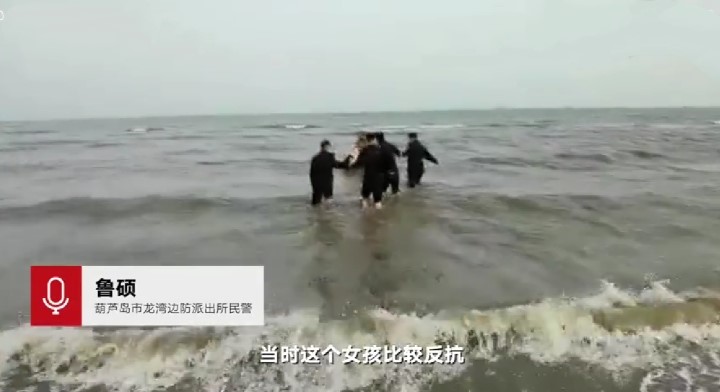 母亲将女儿拖进大海