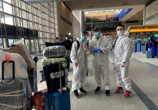张伟丽登上回国航班