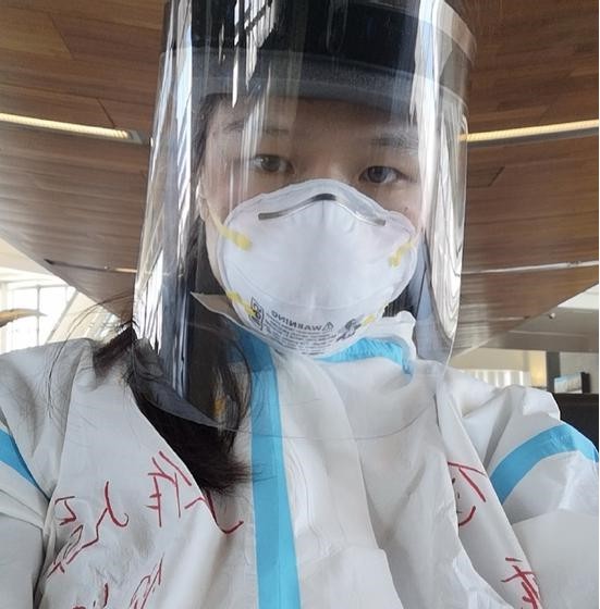 张伟丽登上回国航班