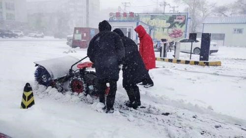 齐齐哈尔全民出动处理积雪