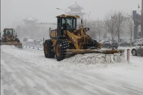 齐齐哈尔全民出动处理积雪