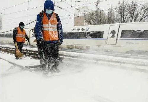 齐齐哈尔全民出动处理积雪