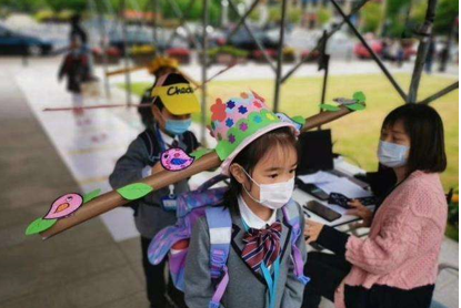 杭州小学生戴一米帽上课