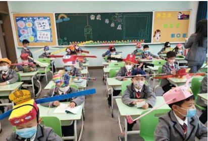 杭州小学生戴一米帽上课
