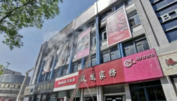 合肥商场失火消防车救援