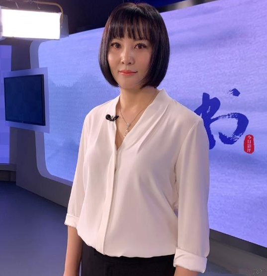 大陶红短发白衣黑裤