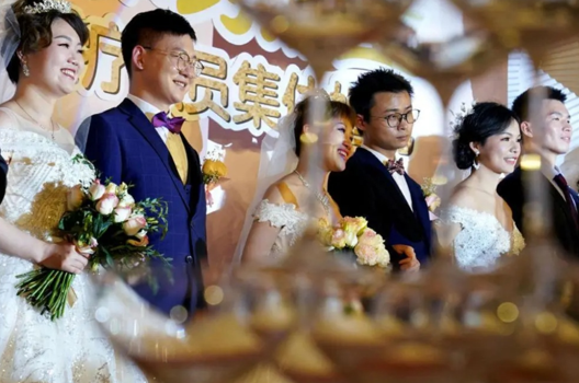 上海援鄂队员举办集体婚礼