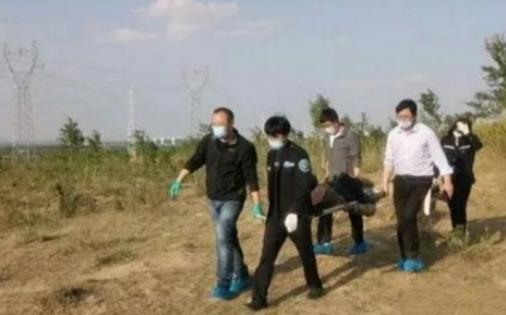 一男子将母亲活埋进废弃墓坑