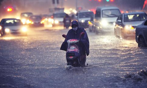 长沙暴雨电闪雷鸣 长沙暴雨电闪雷鸣