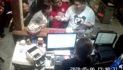 女孩为援鄂护士偷偷买单