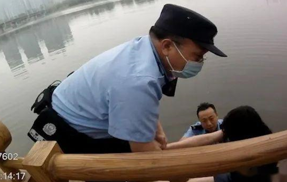 民警救轻生女子