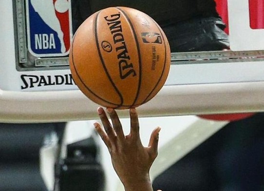 NBA比赛用球换威尔胜篮球