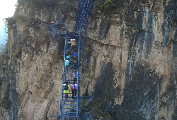 记者爬天梯报道悬崖村搬迁吓哭