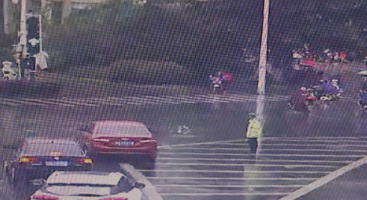 交警雨中执勤司机两次抛伞