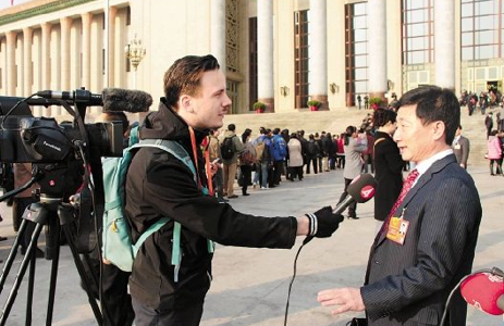人大会不邀请境外记者临时来京采访