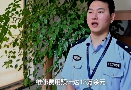 女子高楼扔菜刀砸中路虎