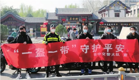 男子不戴头盔被交警拦下