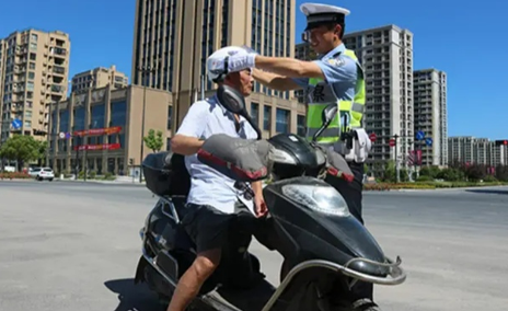 男子不戴头盔被交警拦下