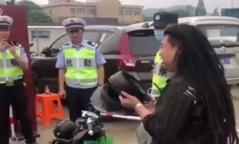 男子不戴头盔被交警拦下