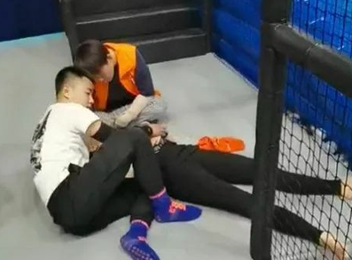 女研究生玩蹦床摔成完全性截瘫