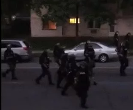 民警卫队朝居民家中开枪
