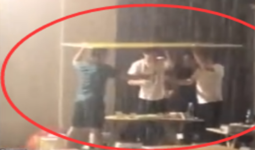 男子暴雨中顶纸板喝酒两小时