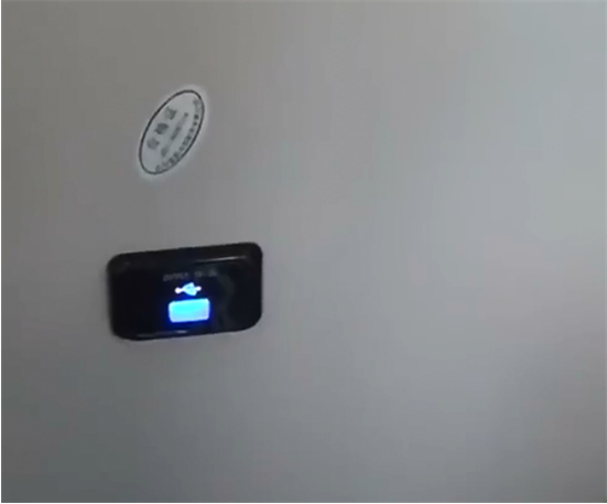 杭州市推出USB插口公交车